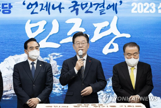 이재명 더불어민주당 대표가 1일 오전 서울 여의도 더불어민주당 중앙당사에서 열린 2023 신년인사회에서 인사말을 하고 있다.<연합뉴스>